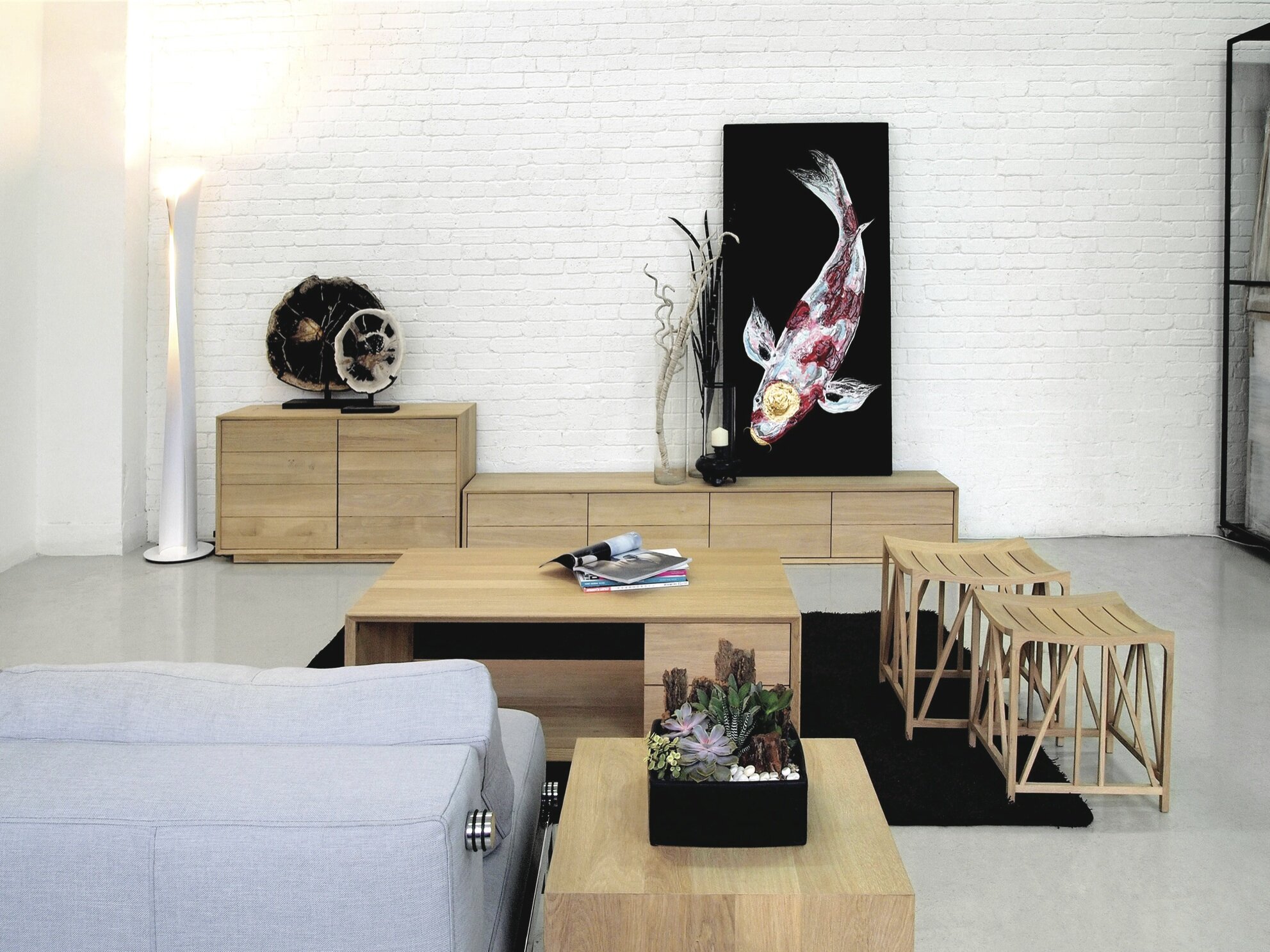 時尚矚目的白色橡木家具，外形線條流麗兼耐看，給人一種樸實的生活感覺。(＄3,900-＄14,200/OVO)
